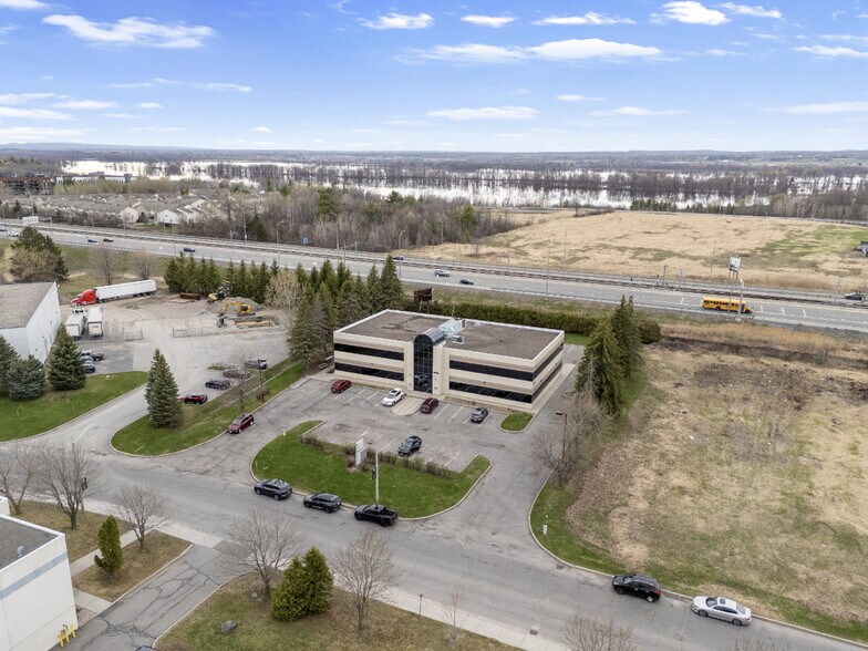 815 Taylor Creek Dr, Ottawa, ON à louer - Photo de l’immeuble – Image 2 sur 8