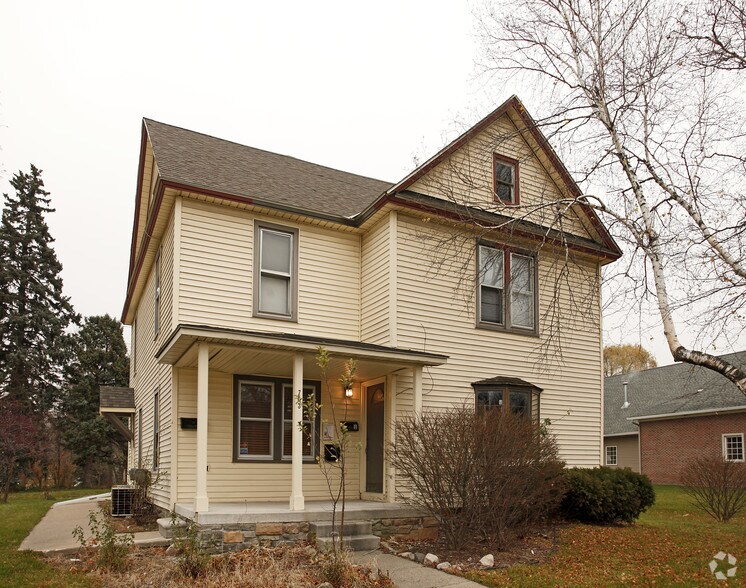 703 E Grand River Ave, Brighton, MI à louer - Photo principale – Image 1 sur 6