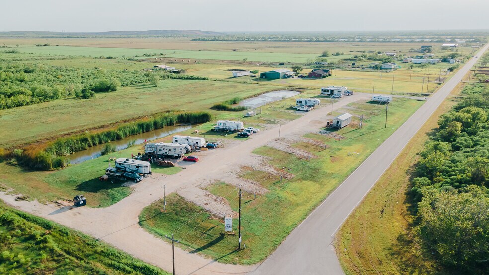 2404 Fairway Dr, Angleton, TX à vendre - Photo de l’immeuble – Image 3 sur 6