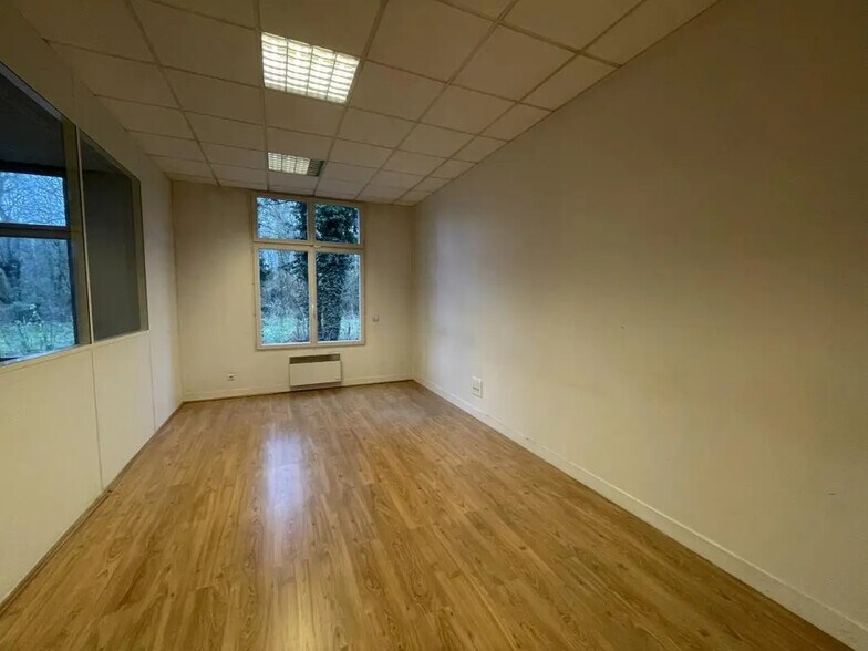 Bureau dans Louviers à louer - Photo de l’immeuble – Image 3 sur 8