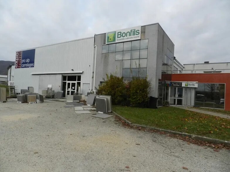 Local d'activités dans Voiron à vendre - Photo de l’immeuble – Image 2 sur 16