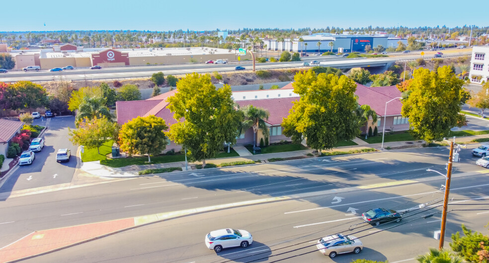 7575 N Fresno St, Fresno, CA à louer - Photo de l’immeuble – Image 3 sur 7