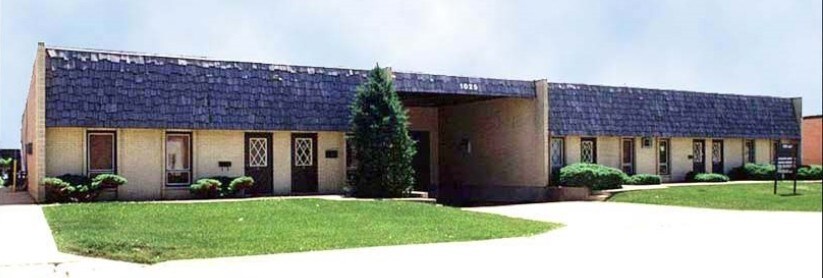 1025 Lunt Ave, Schaumburg, IL à louer Photo de l’immeuble– Image 1 sur 4