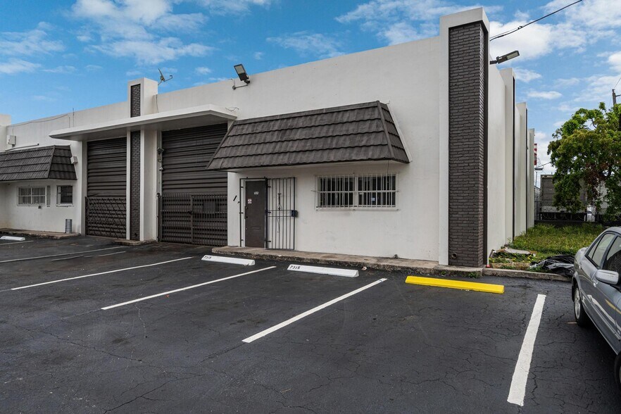 7315-7335 NW 32nd Ave, Miami, FL à louer - Photo de l’immeuble – Image 2 sur 5