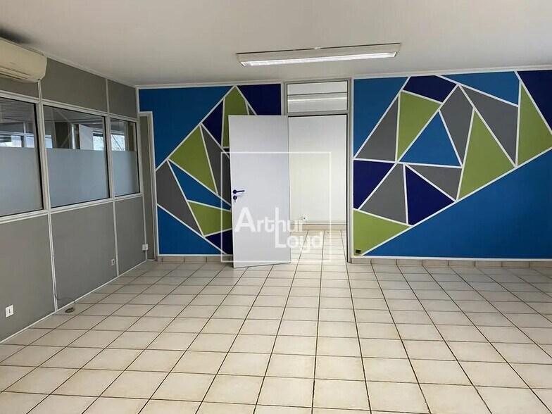 Bureau dans Évry-Courcouronnes à louer - Photo de l’immeuble – Image 2 sur 5