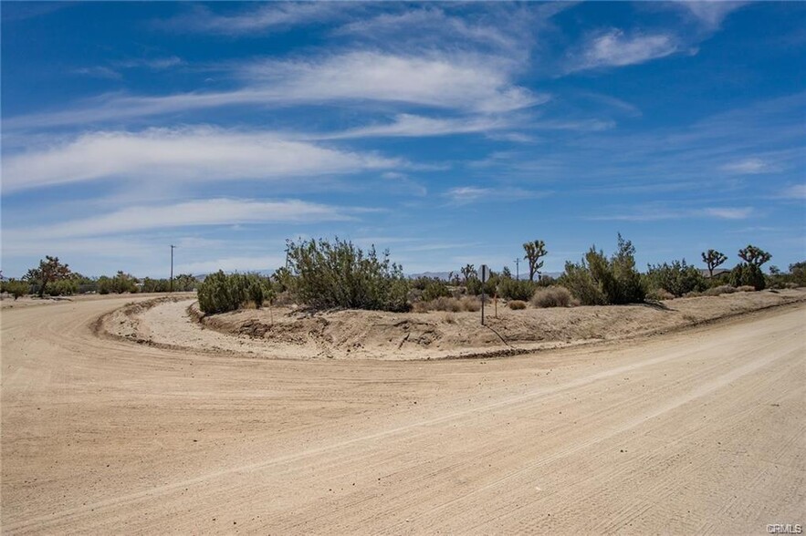 999 Grand Ave, Yucca Valley, CA à vendre - Photo de l’immeuble – Image 2 sur 3