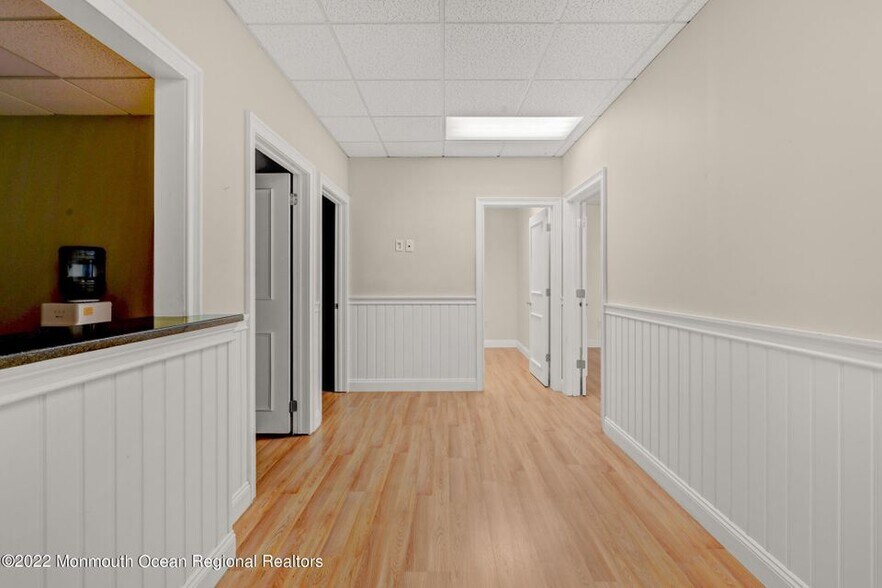 704 Ginesi Dr, Morganville, NJ à louer - Photo intérieure – Image 3 sur 15