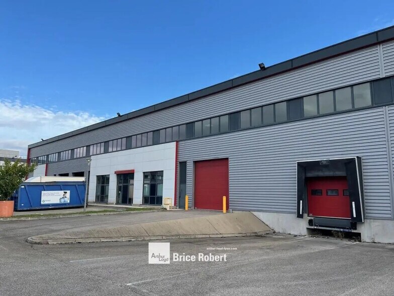 355 Avenue Henri Schneider, Meyzieu à louer - Photo de l’immeuble – Image 3 sur 8
