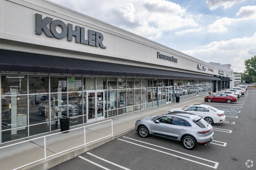 160 N State Route 17, Paramus, NJ à louer - Photo de l’immeuble – Image 2 sur 4