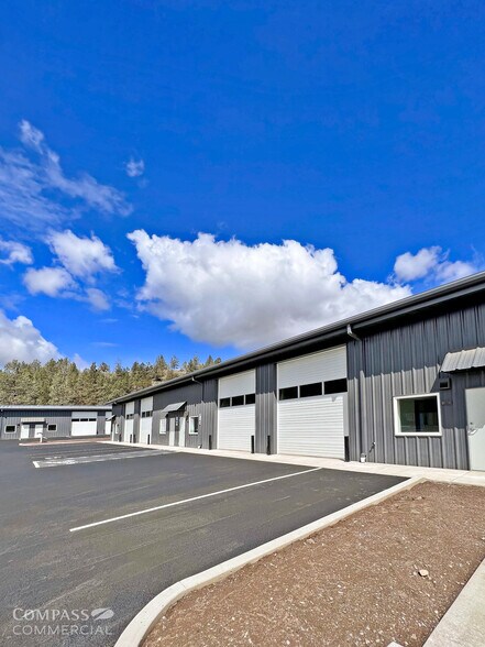 64415 Strickler Ave, Bend, OR à louer - Photo de l’immeuble – Image 2 sur 13