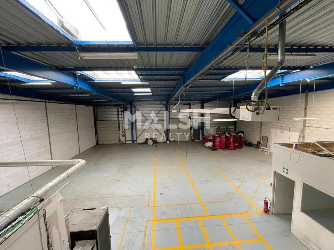 Local d’activités dans Vaulx-en-Velin à louer Photo de l’immeuble– Image 1 sur 11