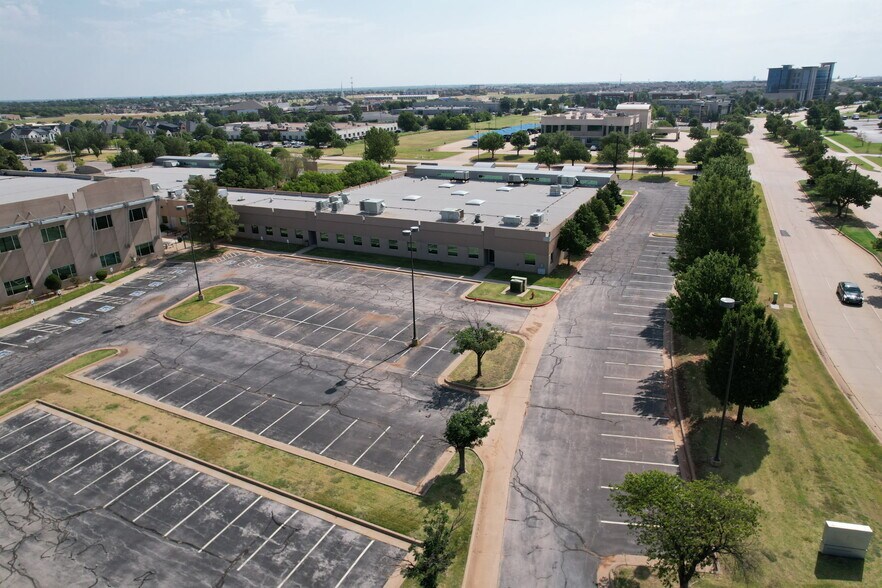 3201 Quail Springs Pky, Oklahoma City, OK à louer - Photo de l’immeuble – Image 2 sur 3