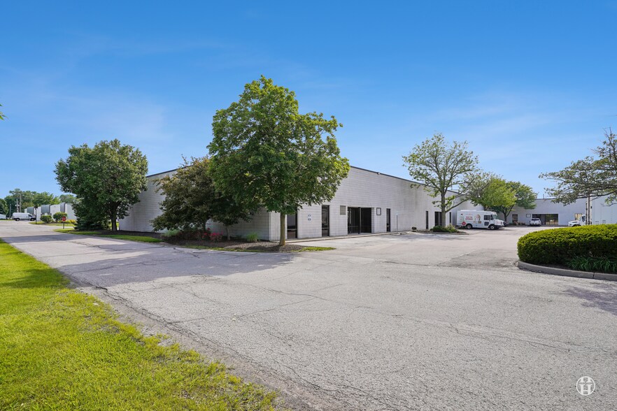 1810 S Lynhurst Dr, Indianapolis, IN à louer - Photo de l’immeuble – Image 3 sur 21