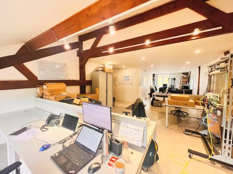 Bureau dans Plaisir à louer - Photo de l’immeuble – Image 2 sur 11