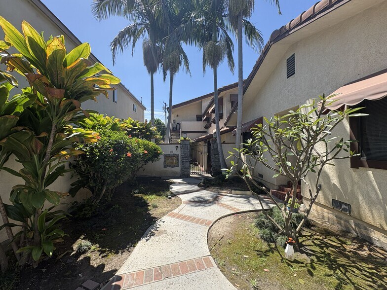 246 E Hullett St, Long Beach, CA à vendre - Photo de l’immeuble – Image 2 sur 10