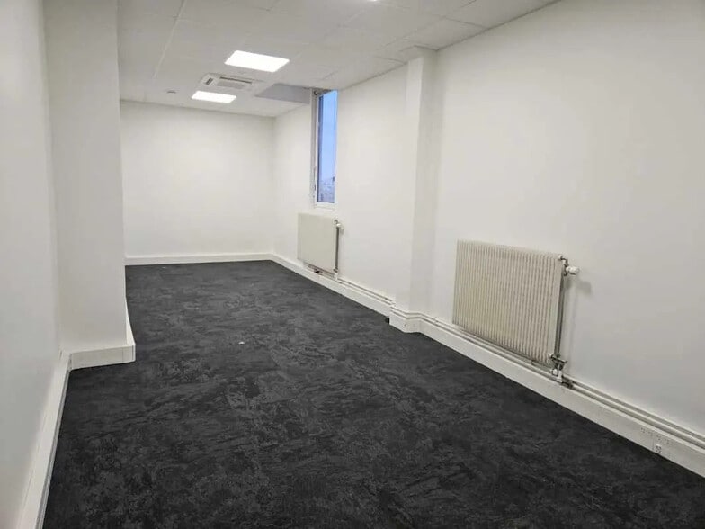 Bureau dans Vanves à louer - Photo de l’immeuble – Image 3 sur 19