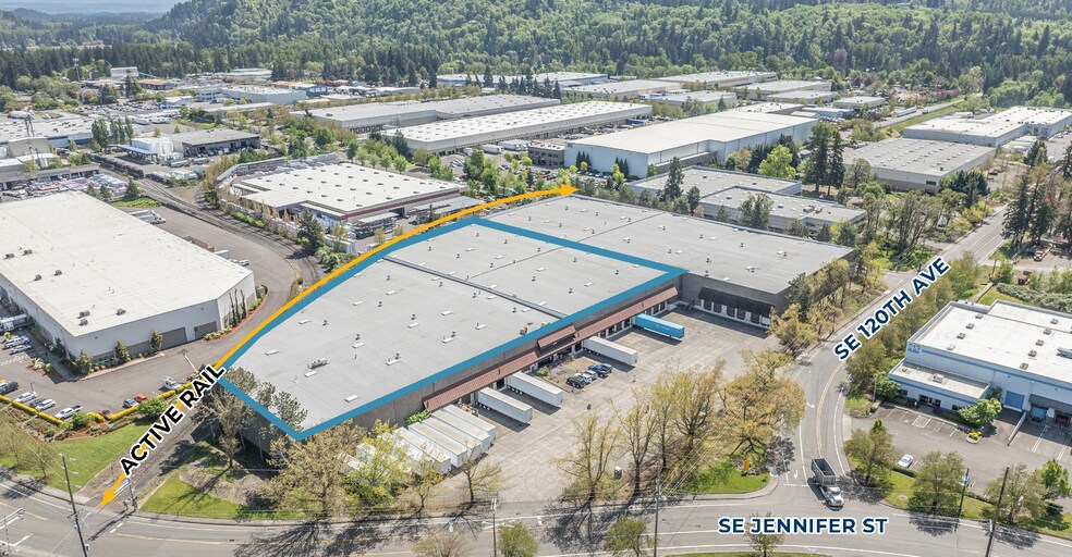 12100 SE Jennifer St, Clackamas, OR à louer - Photo de l’immeuble – Image 1 sur 5