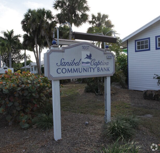 1037 Periwinkle Way, Sanibel, FL à vendre - Photo de l’immeuble – Image 2 sur 3