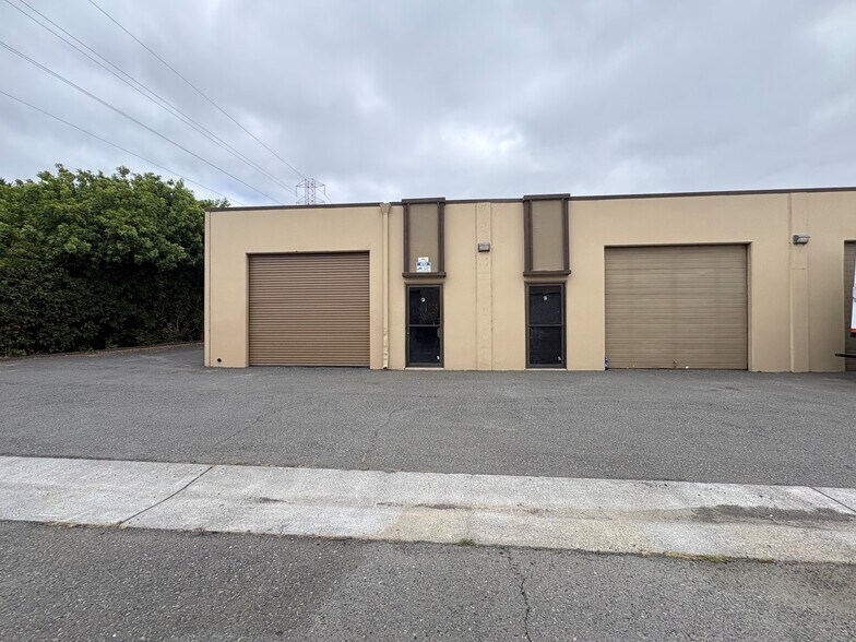 16 Pamaron Way, Novato, CA à louer - Photo de l’immeuble – Image 2 sur 6