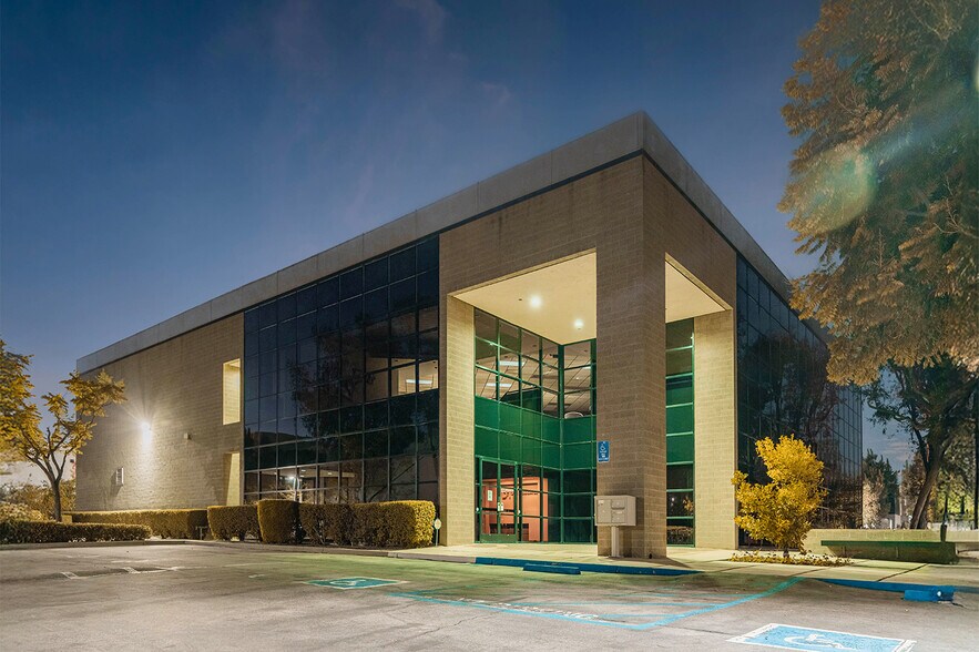 10 Chrysler, Irvine, CA à vendre - Photo de l’immeuble – Image 2 sur 15