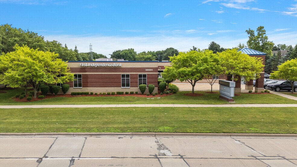 38880 Garfield Rd, Clinton Township, MI à louer - Photo de l’immeuble – Image 2 sur 16