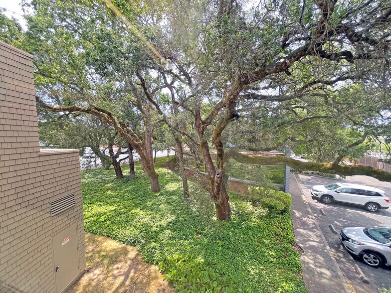 2421 Mendocino Ave, Santa Rosa, CA à louer - Photo de l’immeuble – Image 3 sur 10