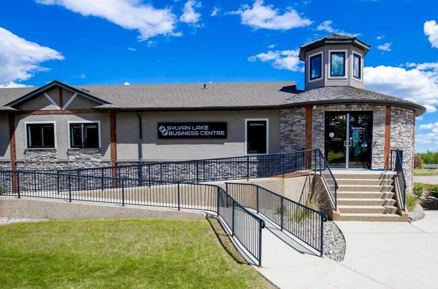110 Pelican Pl, Sylvan Lake, AB à louer - Photo principale – Image 1 sur 26