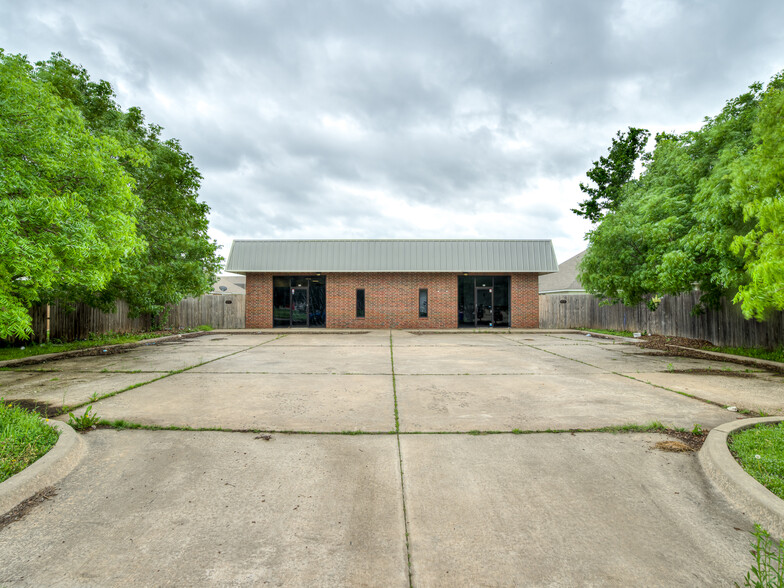 1308 Commerce Dr, Norman, OK à vendre - Photo de l’immeuble – Image 1 sur 57