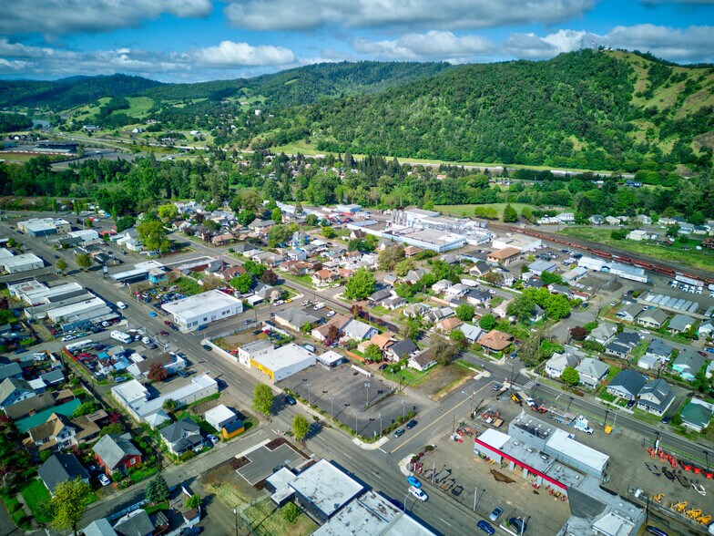 1328 SE Stephens St, Roseburg, OR à vendre - Photo de l’immeuble – Image 2 sur 24