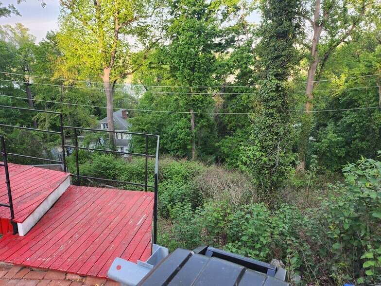Fernwood Ln, Roslyn, NY à vendre - Photo de l’immeuble – Image 3 sur 3