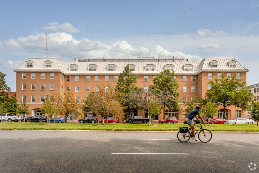 600 Pennsylvania Ave SE, Washington, DC à louer - Photo de l’immeuble – Image 2 sur 10