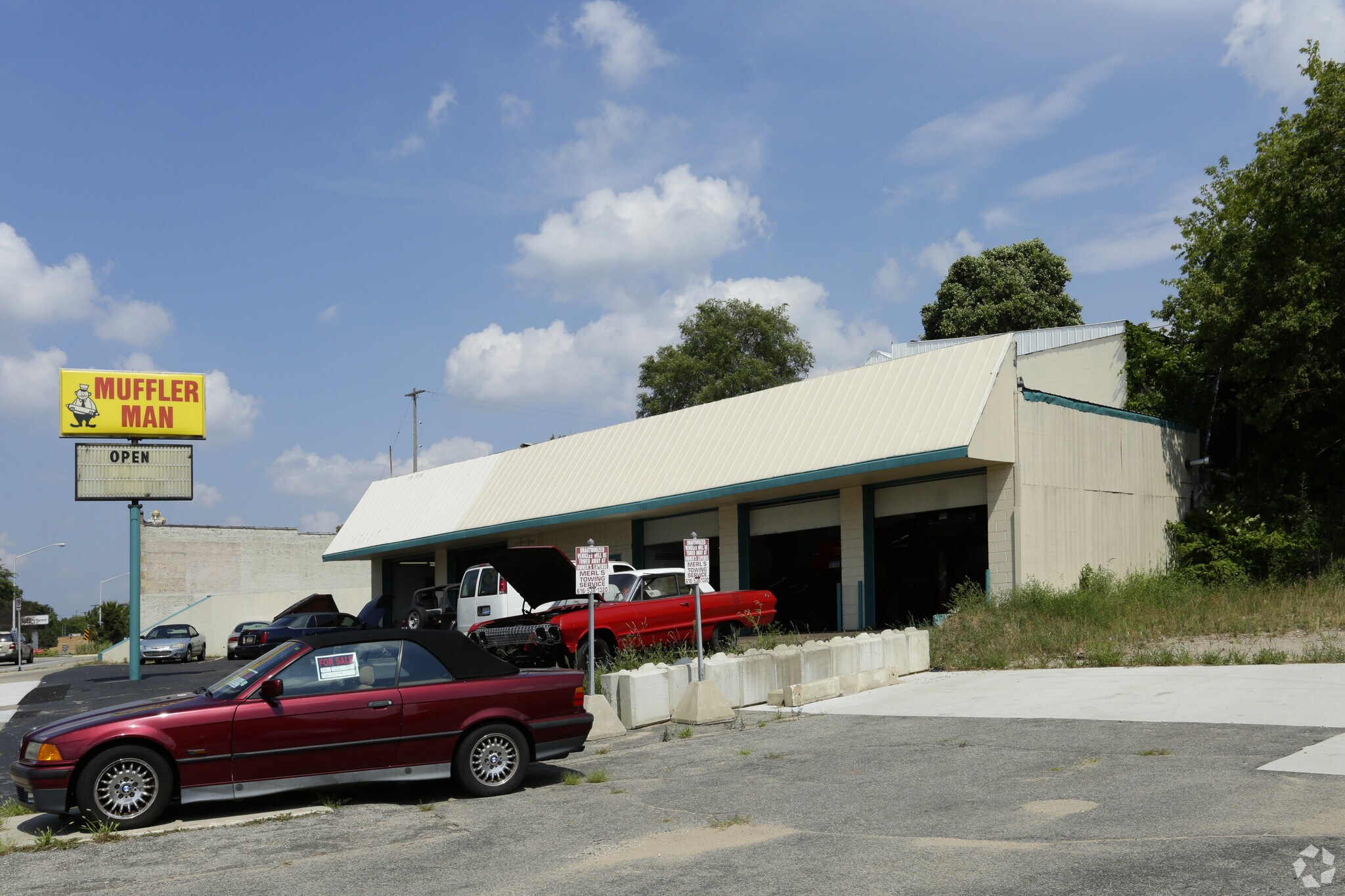 1246 Plainfield Ave NE, Grand Rapids, MI à vendre Photo principale– Image 1 sur 3