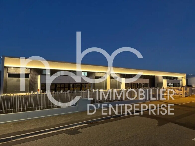 Local d’activités dans Vaulx-en-Velin à louer - Photo de l’immeuble – Image 1 sur 12