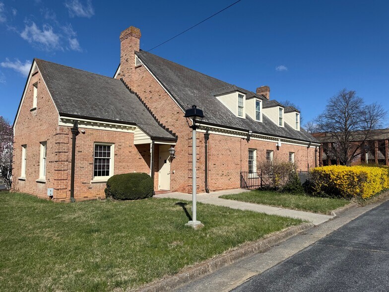 205 N Central Ave, Staunton, VA à vendre - Photo de l’immeuble – Image 2 sur 5