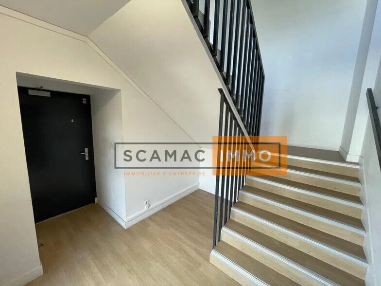 Bureau dans à louer - Photo de l’immeuble – Image 3 sur 5