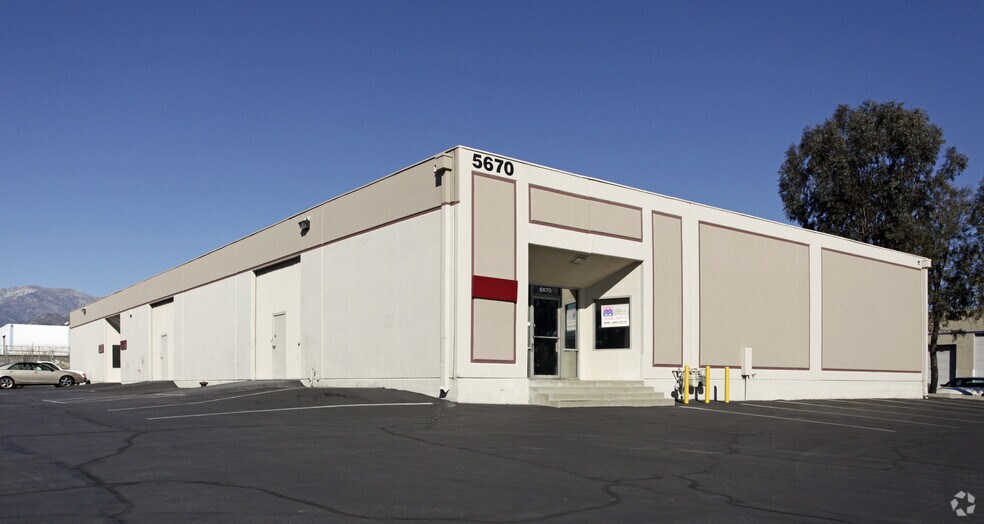 5670 Arrow Hwy, Montclair, CA à louer - Photo principale – Image 1 sur 2