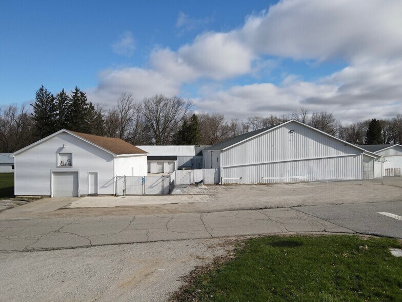 1021 N Indiana Ave, Syracuse, IN à vendre - Photo de l’immeuble – Image 2 sur 9