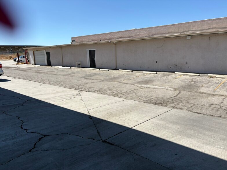142 E Avenue I, Lancaster, CA à louer - Photo de l’immeuble – Image 3 sur 6