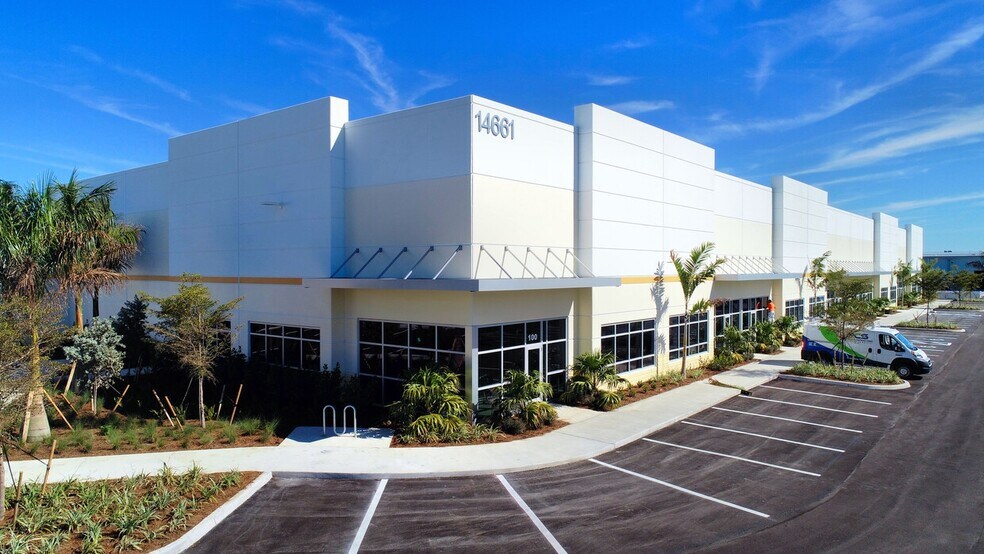 14661 Jetport Loop, Fort Myers, FL à louer - Photo de l’immeuble – Image 2 sur 5