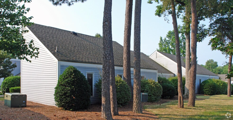 710 Denbigh Blvd, Newport News, VA à louer - Photo de l’immeuble – Image 3 sur 11