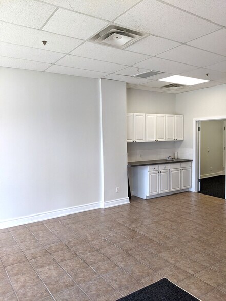 4 14th St NW, Calgary, AB à louer - Photo intérieure – Image 3 sur 7