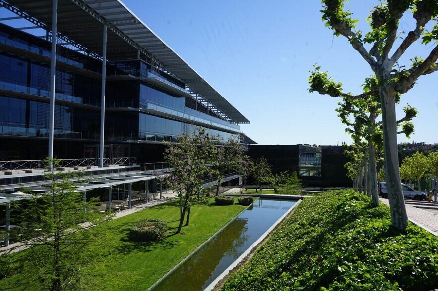 Avenida de la Industria, 22, Tres Cantos, Madrid à louer - Photo de l’immeuble – Image 3 sur 8