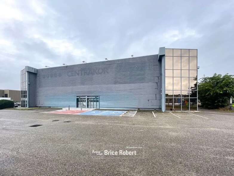 Local d’activités dans Saint-Bonnet-de-Mure à louer - Photo de l’immeuble – Image 1 sur 8