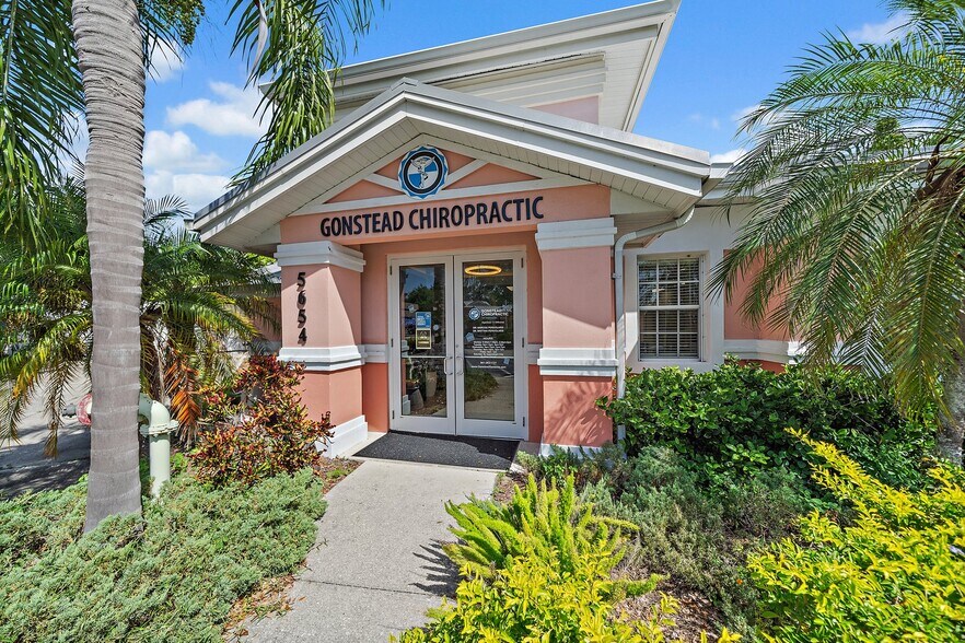 5652-5654 Marquesas Cir, Sarasota, FL à louer - Photo de l’immeuble – Image 2 sur 30