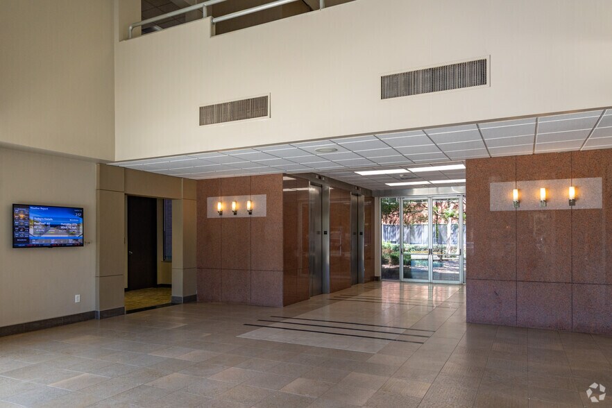 650 N Sam Houston Pky E, Houston, TX à louer - Hall d’entrée – Image 3 sur 11