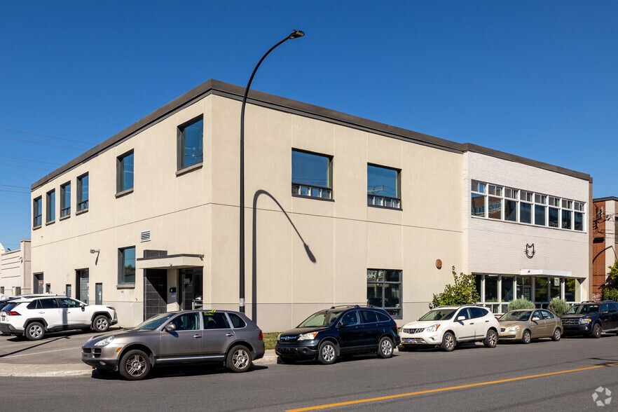 385-399 Pl De Louvain, Montréal, QC à louer - Photo principale – Image 1 sur 6