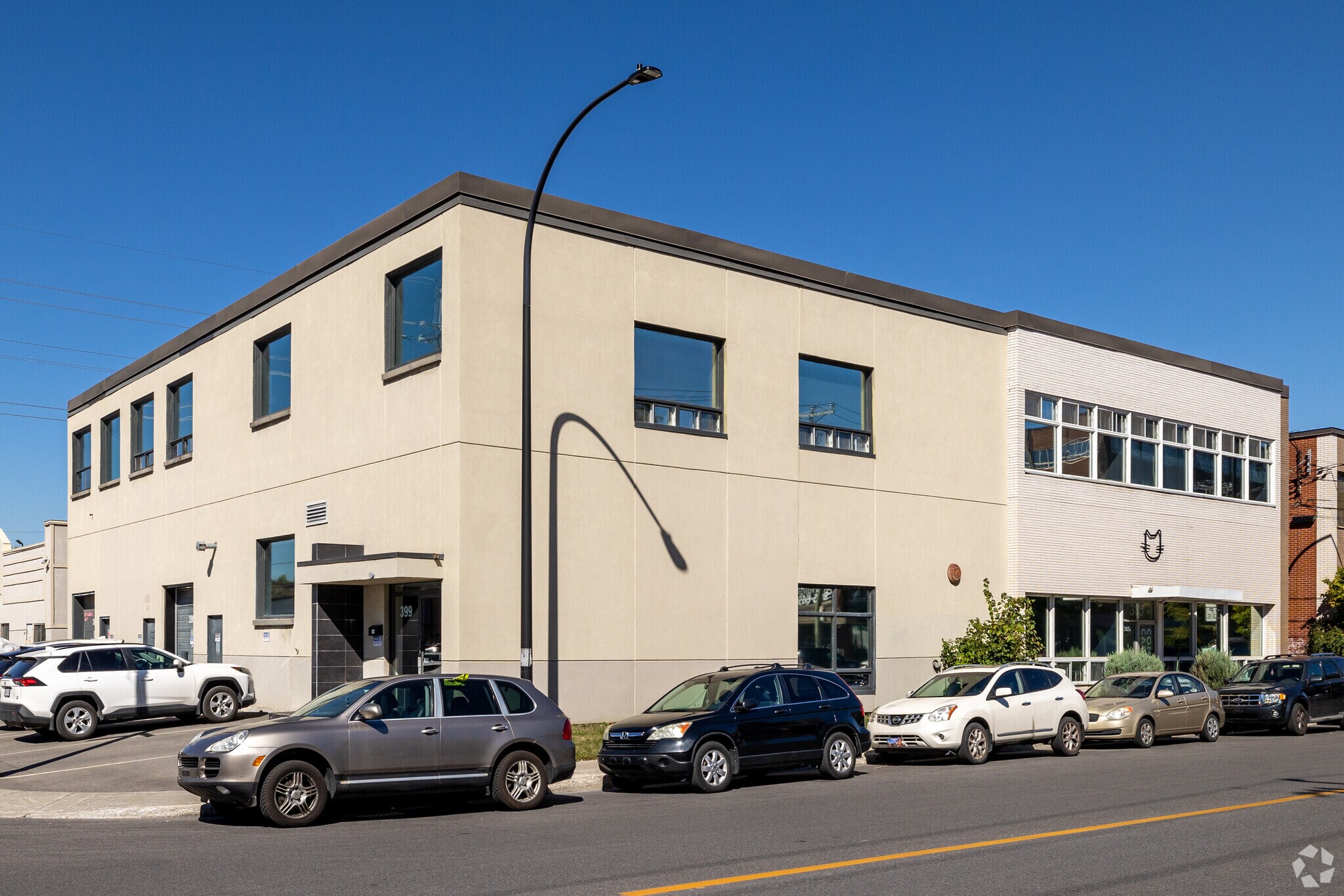 385-399 Pl De Louvain, Montréal, QC à louer Photo principale– Image 1 sur 7