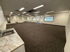 18000 W 9 Mile Rd, Southfield, MI à louer Photo intérieure– Image 1 sur 1