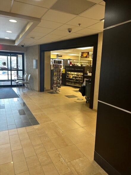 10600 Quivira Rd, Overland Park, KS à louer - Photo intérieure – Image 2 sur 6