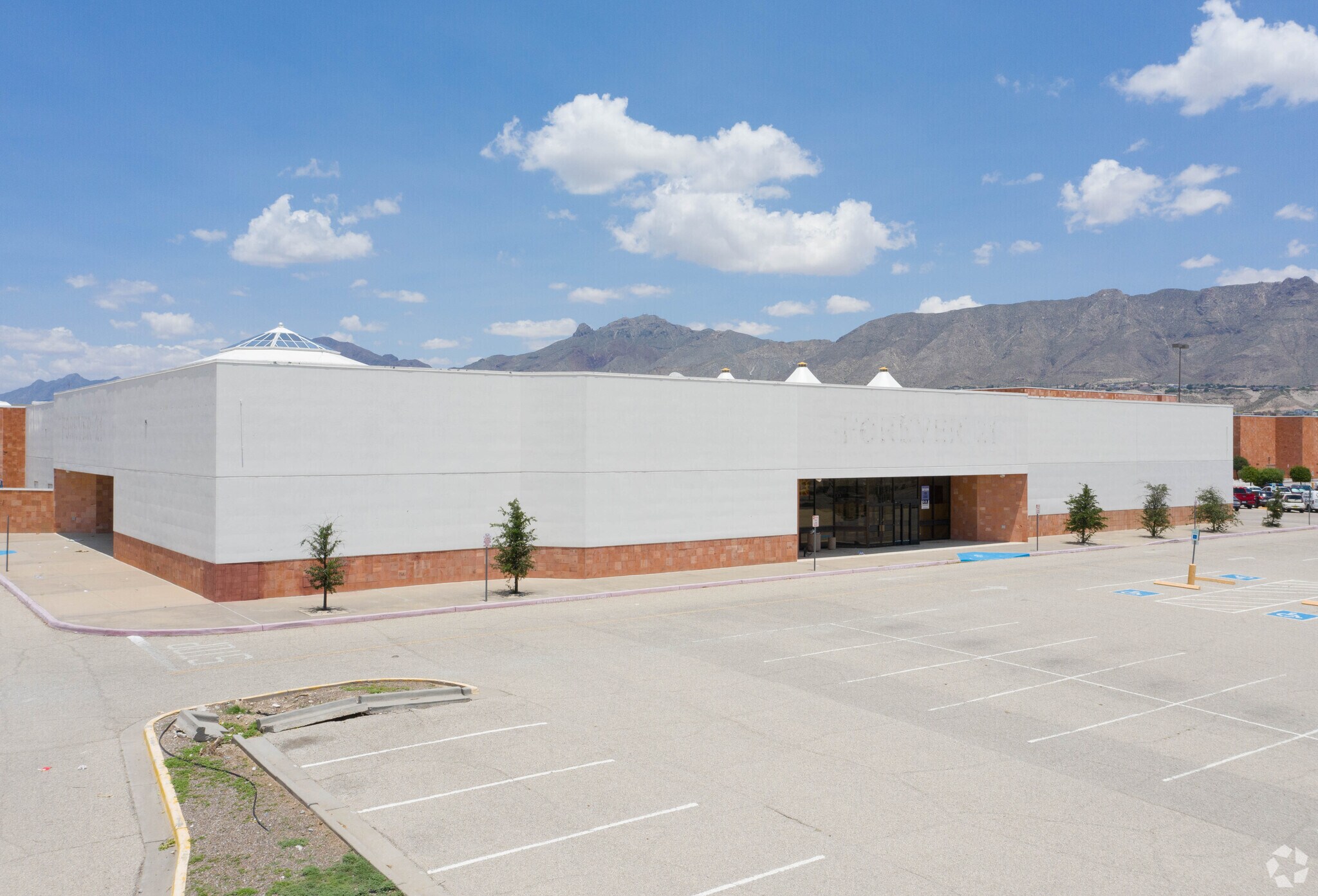 750 Sunland Park Dr, El Paso, TX à louer Photo de l’immeuble– Image 1 sur 9